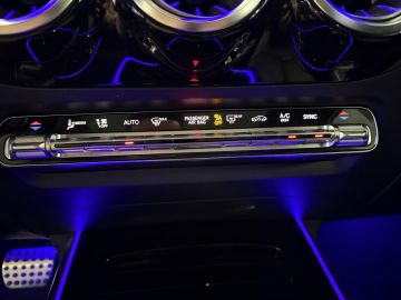 Mercedes-Benz GLA 250 4-Matic AMG STYLING-PANORAMA-MEMORY-DISTRONIC-HEAD UP-ZEER CO