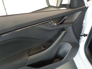 Škoda Kamiq 1.0 TSI Ambition Automaat, Wit metallic!! Airco. Navigatie, Apple