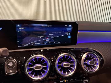 Mercedes-Benz CLA 220 AMG STYLING-CAMERA-TREKHAAK-SFEERVERLICHTING-MULTISPAAKS-BTW
