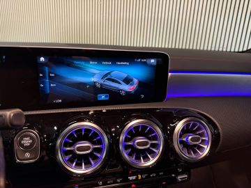 Mercedes-Benz CLA 220 AMG STYLING-CAMERA-TREKHAAK-SFEERVERLICHTING-MULTISPAAKS-BTW