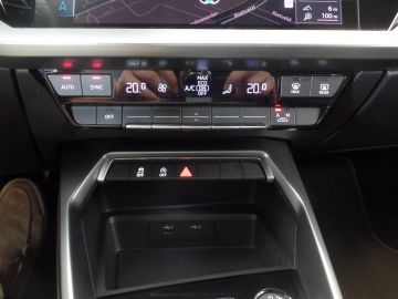 Audi A3 Sportback 30 TFSI Advanced edition Navigatie, Clima controle, Cru
