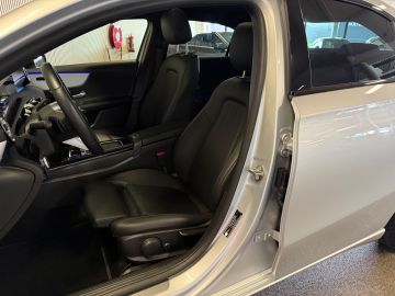 Mercedes-Benz A-Klasse 180 Progressive-NIGHT-PANORAMA-CAMERA-DODEHOEK-KEYLESS-SFEER