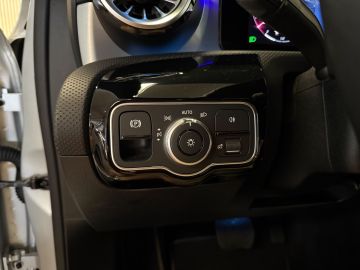 Mercedes-Benz A-Klasse 180 Progressive-NIGHT-PANORAMA-CAMERA-DODEHOEK-KEYLESS-SFEER