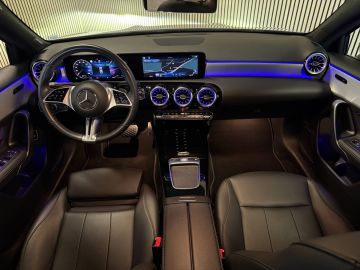 Mercedes-Benz A-Klasse 180 Progressive-NIGHT-PANORAMA-CAMERA-DODEHOEK-KEYLESS-SFEER