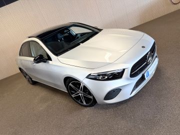 Mercedes-Benz A-Klasse 180 Progressive-NIGHT-PANORAMA-CAMERA-DODEHOEK-KEYLESS-SFEER