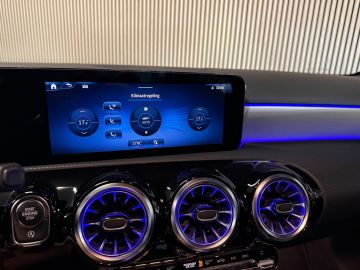 Mercedes-Benz A-Klasse 180 Progressive-NIGHT-PANORAMA-CAMERA-DODEHOEK-KEYLESS-SFEER