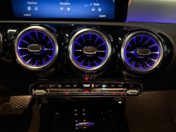 Mercedes-Benz A-Klasse 180 Progressive-NIGHT-PANORAMA-CAMERA-DODEHOEK-KEYLESS-SFEER