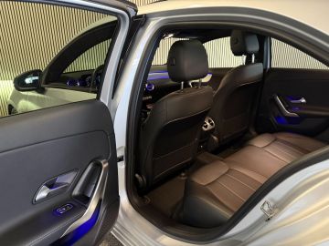 Mercedes-Benz A-Klasse 180 Progressive-NIGHT-PANORAMA-CAMERA-DODEHOEK-KEYLESS-SFEER