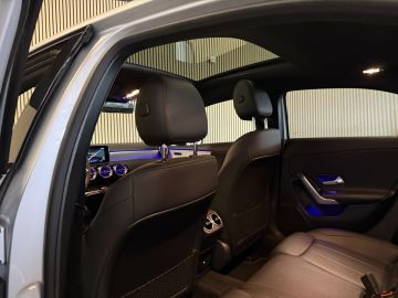 Mercedes-Benz A-Klasse 180 Progressive-NIGHT-PANORAMA-CAMERA-DODEHOEK-KEYLESS-SFEER