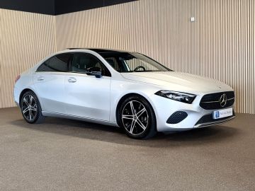 Mercedes-Benz A-Klasse 180 Progressive-NIGHT-PANORAMA-CAMERA-DODEHOEK-KEYLESS-SFEER