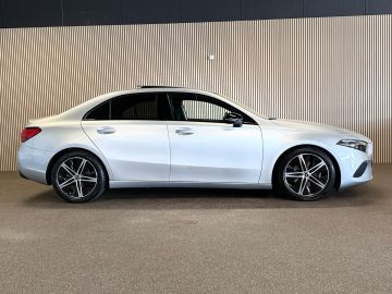 Mercedes-Benz A-Klasse 180 Progressive-NIGHT-PANORAMA-CAMERA-DODEHOEK-KEYLESS-SFEER