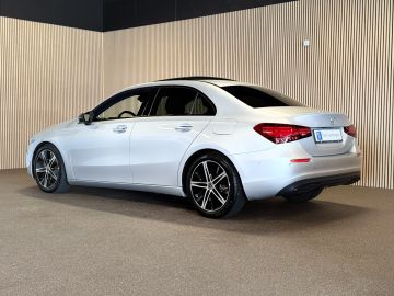 Mercedes-Benz A-Klasse 180 Progressive-NIGHT-PANORAMA-CAMERA-DODEHOEK-KEYLESS-SFEER