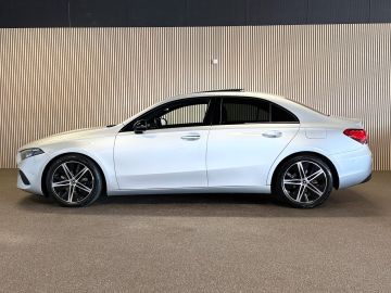 Mercedes-Benz A-Klasse 180 Progressive-NIGHT-PANORAMA-CAMERA-DODEHOEK-KEYLESS-SFEER