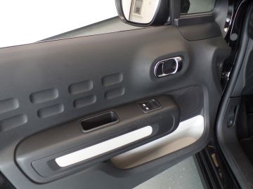 Citroën C3 1.2 PureTech Shine, Navigatie, Clima controle, Cruise controle, E
