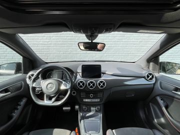 Mercedes-Benz B-Klasse 180 AMG Style - Nightpakket - Achteruitrijcamera - Trekhaak etc e