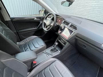 Volkswagen Tiguan 1.4 TSI eHybrid Elegance - Trekhaak - Pano - 360gr - Dodehoekassi