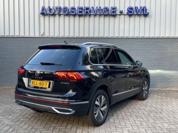 Volkswagen Tiguan 1.4 TSI eHybrid Elegance - Trekhaak - Pano - 360gr - Dodehoekassi
