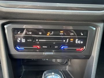 Volkswagen Tiguan 1.4 TSI eHybrid Elegance - Trekhaak - Pano - 360gr - Dodehoekassi