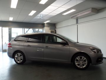 Peugeot 308 SW 1.2 PureTech Blue Lease Executive Panodak, Navigatie, Clima co