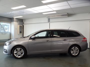 Peugeot 308 SW 1.2 PureTech Blue Lease Executive Panodak, Navigatie, Clima co