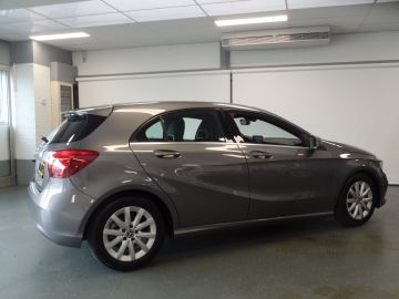 Mercedes-Benz A-Klasse 180 Business Solution Navigatie, Achteruitrijcamera, Cruise contr