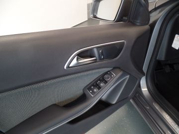 Mercedes-Benz A-Klasse 180 Business Solution Navigatie, Achteruitrijcamera, Cruise contr