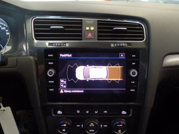 Volkswagen Golf 1.0 TSI Comfortline Navigatie, Clima controle, Cruise controle, P