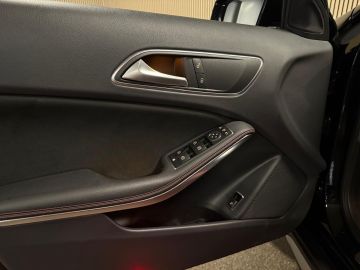 Mercedes-Benz GLA 200 AMG STYLING-PANORAMA-STOELVERWARMING-XENON-TREKHAAK-DEALER ON