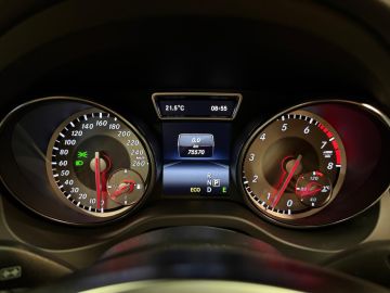 Mercedes-Benz GLA 200 AMG STYLING-PANORAMA-STOELVERWARMING-XENON-TREKHAAK-DEALER ON