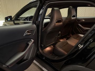Mercedes-Benz GLA 200 AMG STYLING-PANORAMA-STOELVERWARMING-XENON-TREKHAAK-DEALER ON