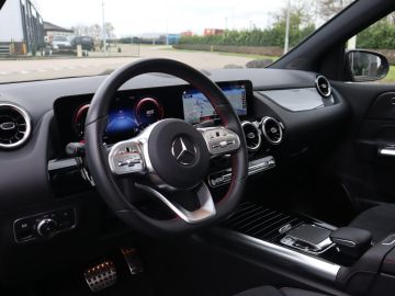 Mercedes-Benz B-Klasse 200 AMG Airco, Panoramadak, Trekhaak, Achteruitrijcamera, Stoelve
