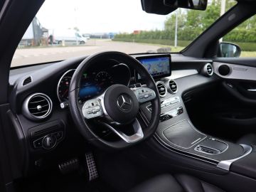 Mercedes-Benz GLC 200 AMG Pano, Distronic, Trekhaak, Sfeerverlichting, Camera