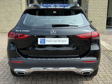 Mercedes-Benz GLA 250e Progressive-WIDESCREEN-CAMERA-DODEHOEK-BURMESTER-COMPL.