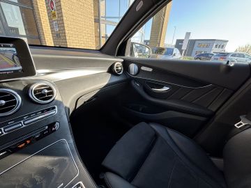 Mercedes-Benz GLC 250 4 Matic AMG STYLING-PANORAMA-RIJ PAKKET-BURMESTER-COMPLEET