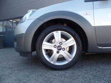 Ford Fiesta 1.4-16V Crossroad Airco, Elek ramen, Lm velgen, 15'', Dak-rails- 