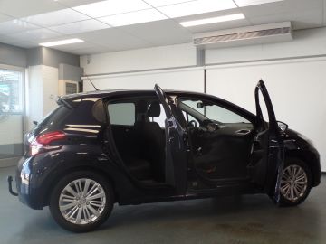Peugeot 208 1.2 PureTech Signature, Dealer onderhouden, Navigatie, Cruise con