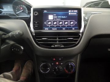 Peugeot 208 1.2 PureTech Signature, Dealer onderhouden, Navigatie, Cruise con