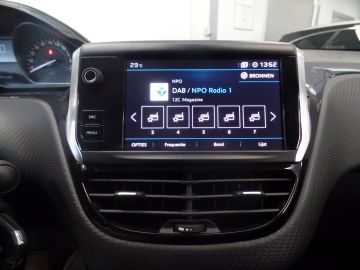 Peugeot 208 1.2 PureTech Signature, Dealer onderhouden, Navigatie, Cruise con