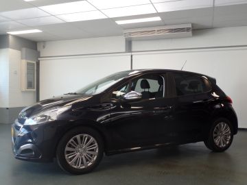 Peugeot 208 1.2 PureTech Signature, Dealer onderhouden, Navigatie, Cruise con