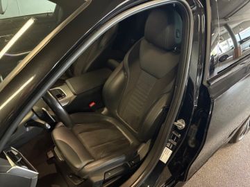 BMW 3 Serie Touring 320i M SPORTPAKKET-ACC-SPORTSTOELEN-CAMERA-COMPLEET
