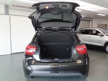 Mercedes-Benz A-Klasse 180 Business Solution Navigatie, Achteruitrijcamera, Pdc V/A,Spor