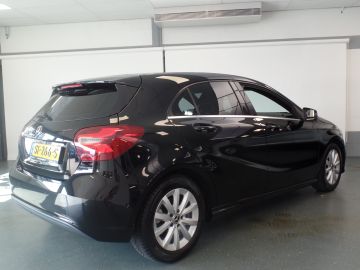 Mercedes-Benz A-Klasse 180 Business Solution Navigatie, Achteruitrijcamera, Pdc V/A,Spor