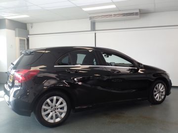 Mercedes-Benz A-Klasse 180 Business Solution Navigatie, Achteruitrijcamera, Pdc V/A,Spor