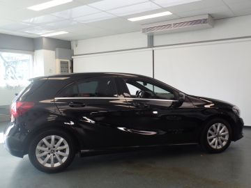 Mercedes-Benz A-Klasse 180 Business Solution Navigatie, Achteruitrijcamera, Pdc V/A,Spor