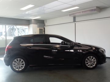 Mercedes-Benz A-Klasse 180 Business Solution Navigatie, Achteruitrijcamera, Pdc V/A,Spor